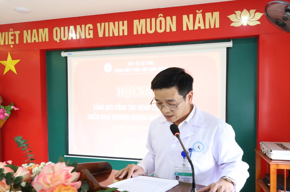 Bác sỹ Phan Đăng Lợi, Phó Giám đốc bệnh viện báo cáo kết quả hoạt động chuyên năm 2023 và triển khai nhiệm vụ năm 2024
